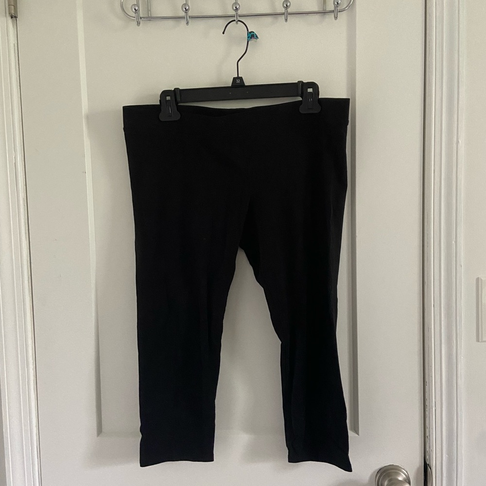 GAP black maternity capris. Size large. Great condition.